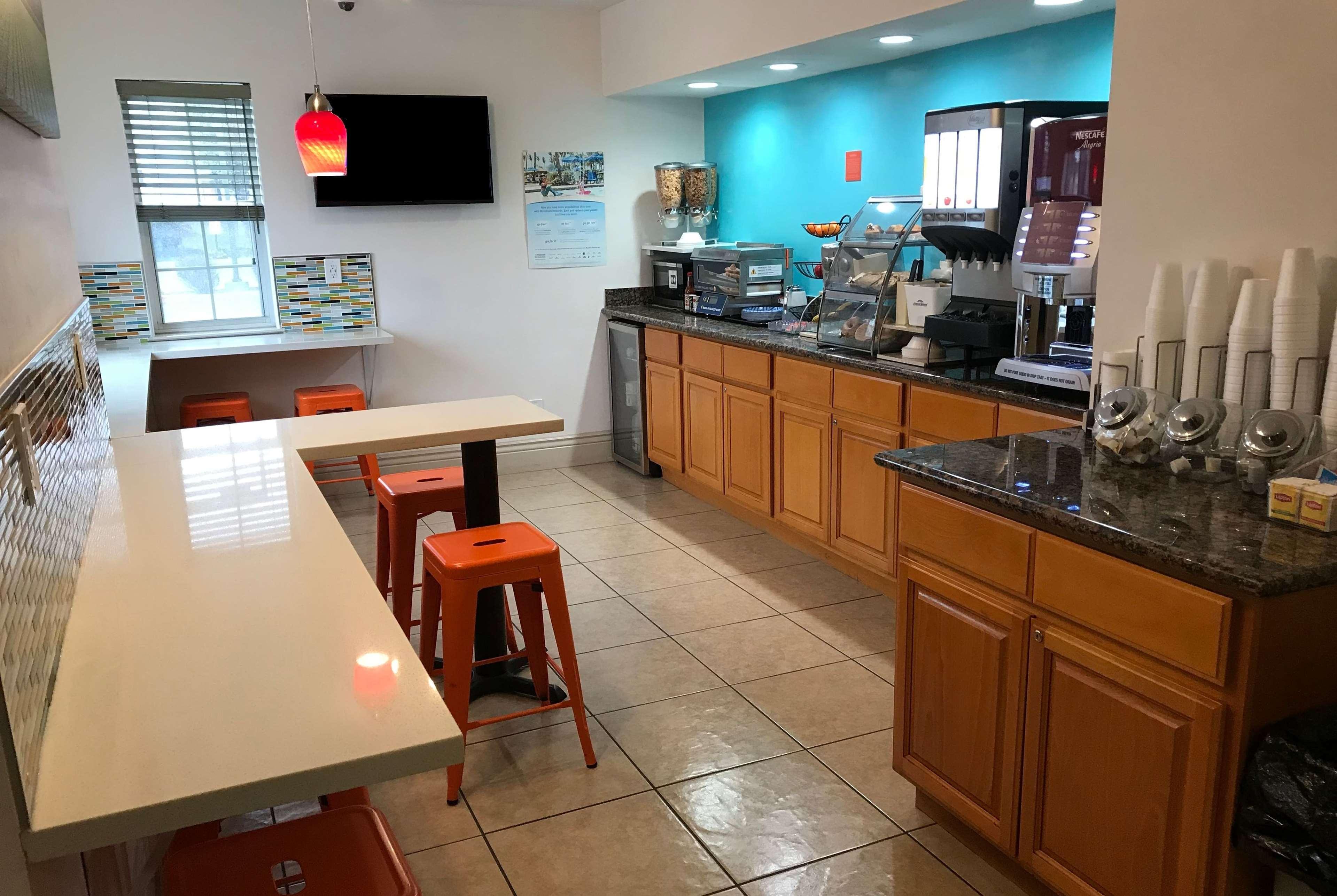 Howard Johnson By Wyndham Salinas Exterior foto