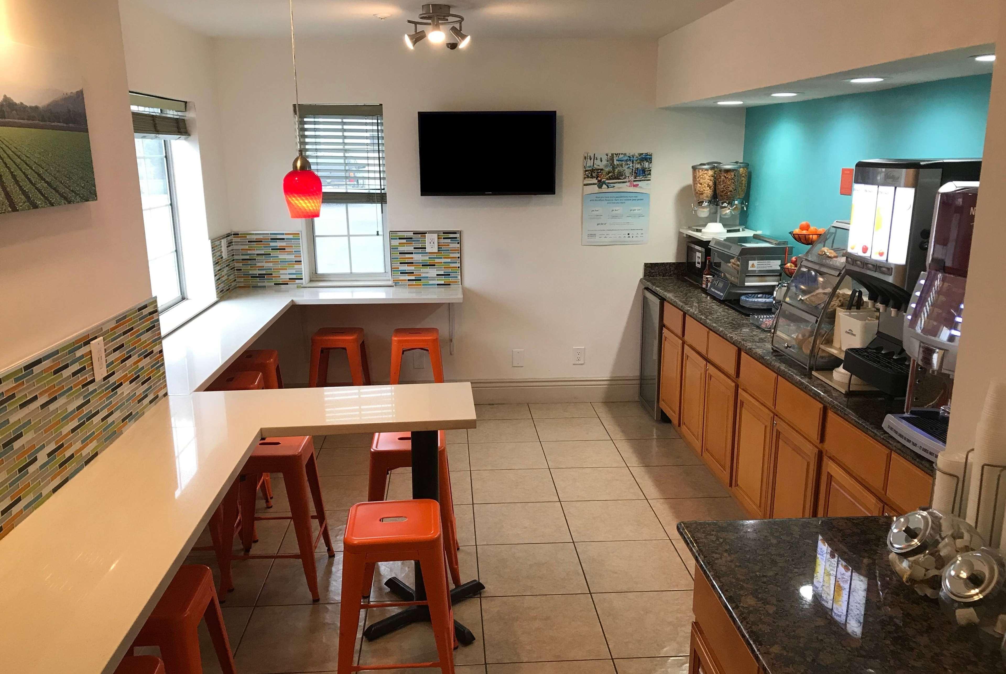 Howard Johnson By Wyndham Salinas Exterior foto