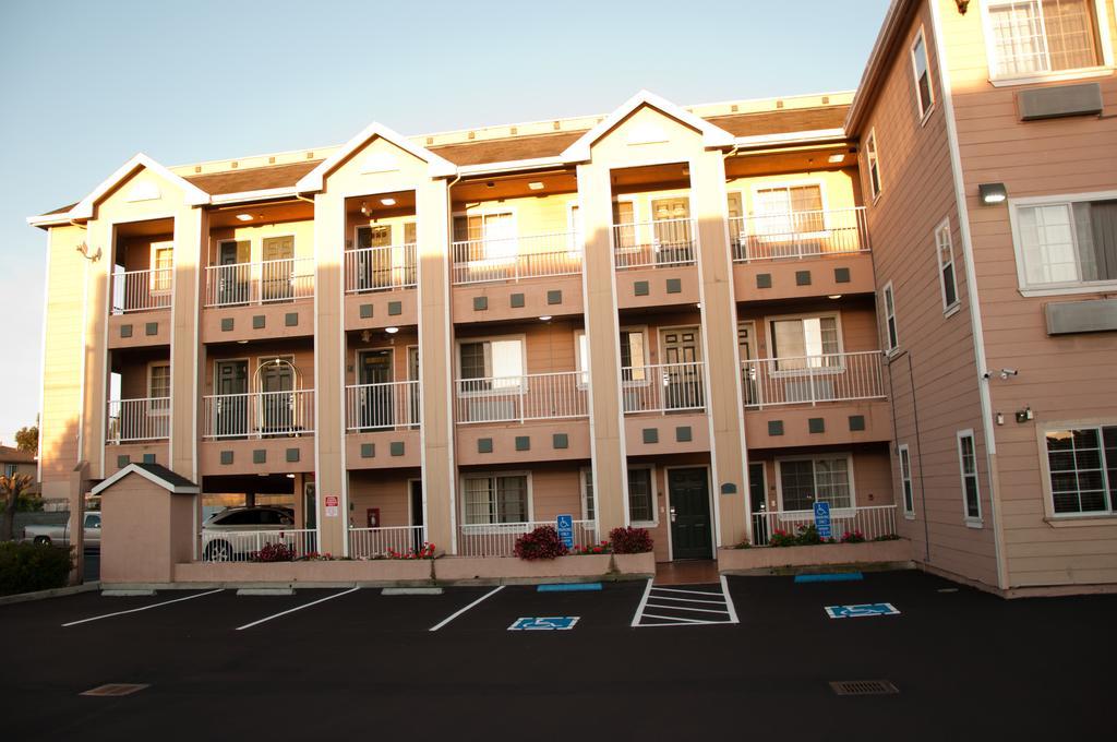 Howard Johnson By Wyndham Salinas Exterior foto