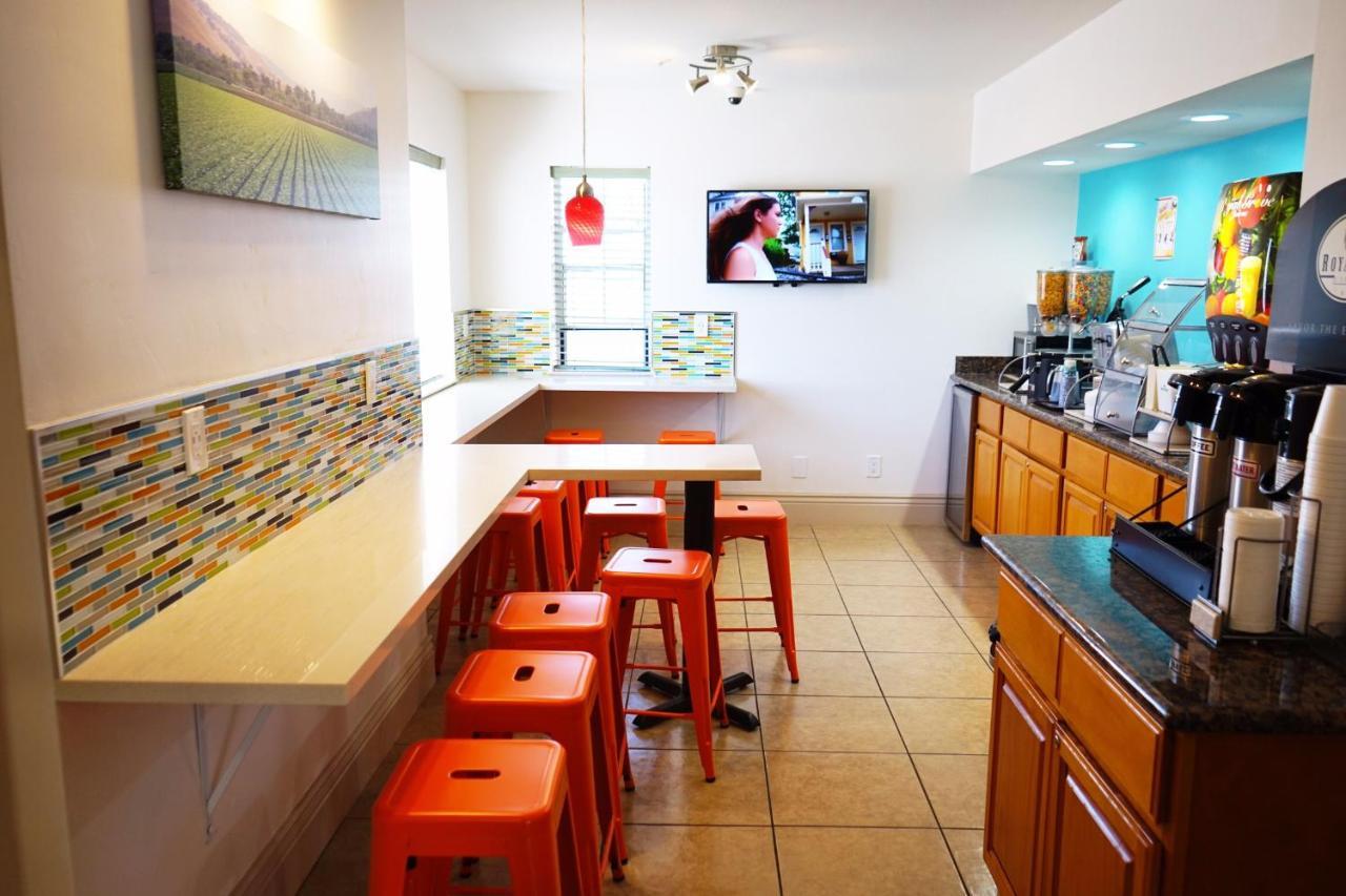 Howard Johnson By Wyndham Salinas Exterior foto